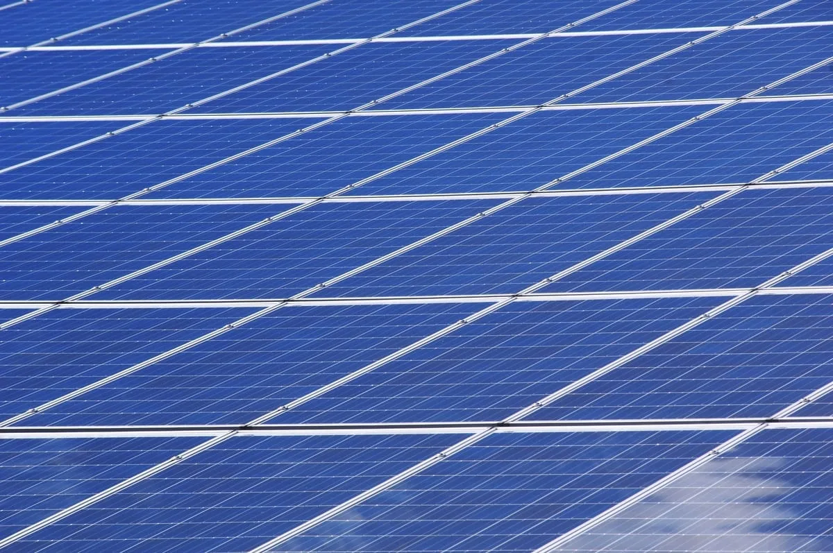 Rodinný dům s fotovoltaickými panely na střeše